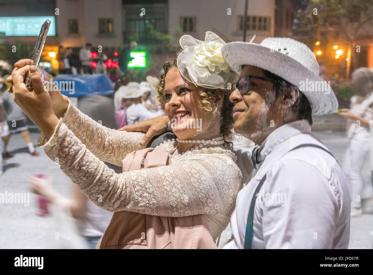 Weisses Pulver und weisse Kleidung beim Karneval La fiesta de los Indianos, Las Palmas de Gran Canaria, Kanarische Inseln, Spanien |  Los Indianos car Stock Photo