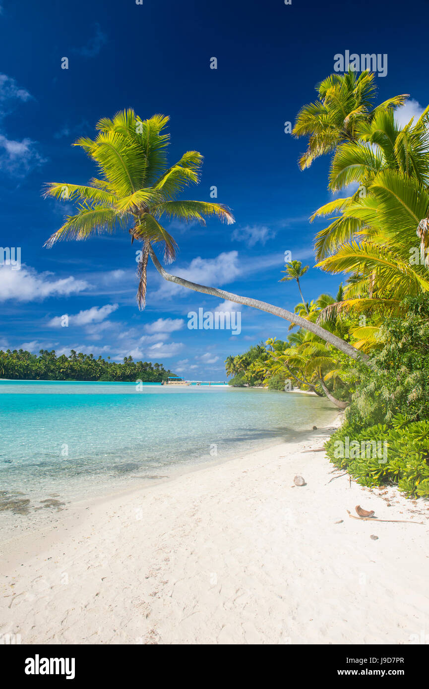 White sand bank in the turquoise waters of the Aitutaki lagoon, Rarotonga and the Cook Islands, South Pacific, Pacific Stock Photo