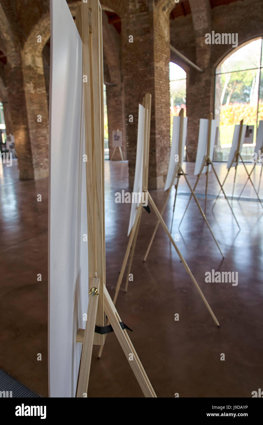 Easel stands hi-res stock photography and images - Alamy