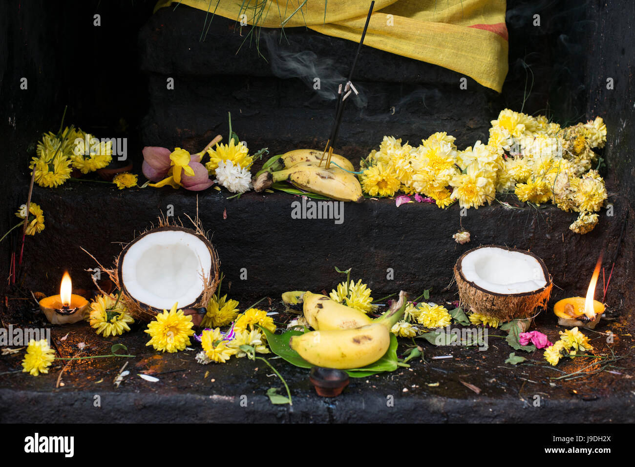 Offerings of fruit and flowers adorn a shrine at the Arunachaleshwara Temple in Tiruvannamalai, Tamil Nadu, India Stock Photo