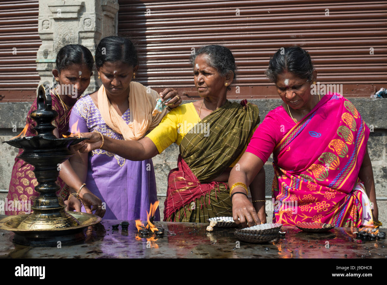 Pilgrims light oil lamps at the Arunachaleshwara Temple in Tiruvannamalai, Tamil Nadu, India Stock Photo