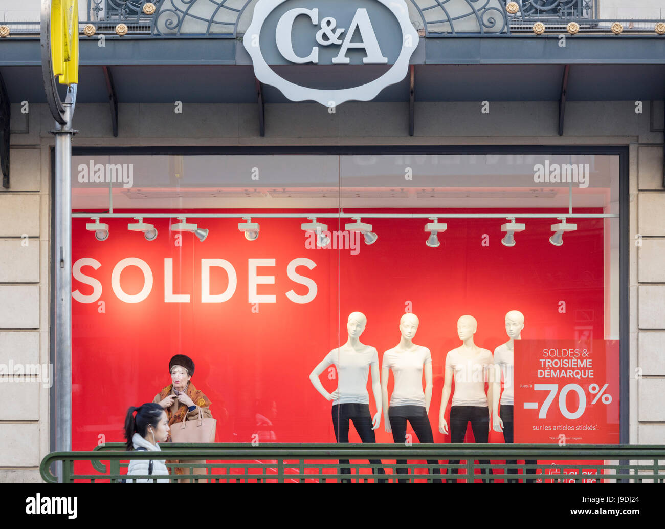 Paris soldes hi-res stock photography and images - Alamy
