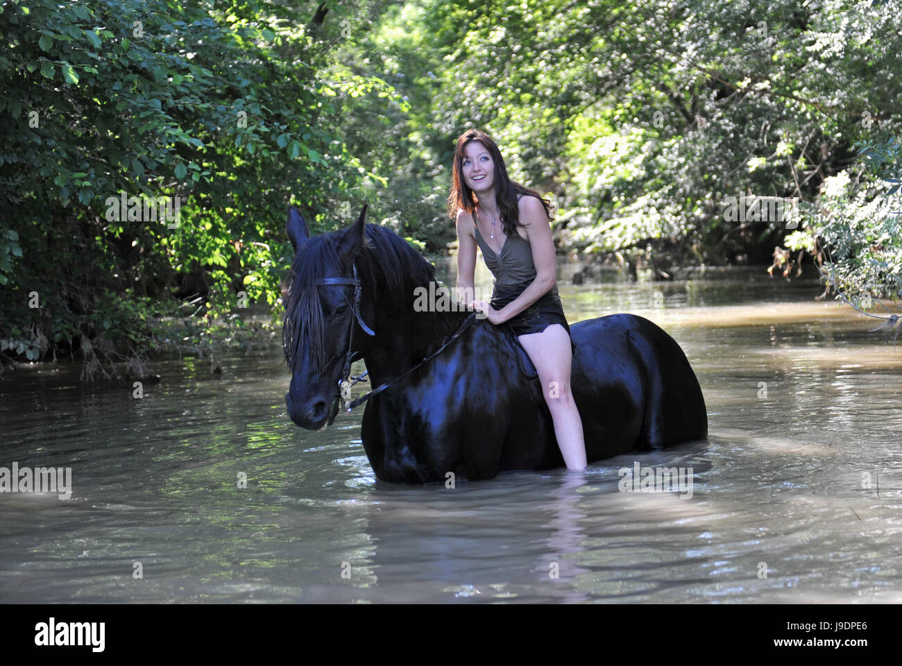 Девушка с лошадью. Лицо лошади. Женщина с лошадиным лицом. Лош женщина. Лош женщина.