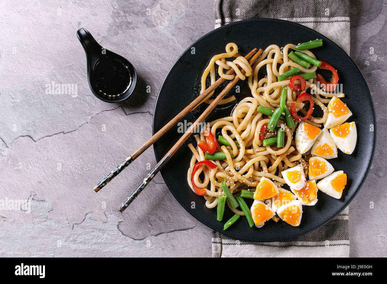 Stir fry udon noodles Stock Photo - Alamy
