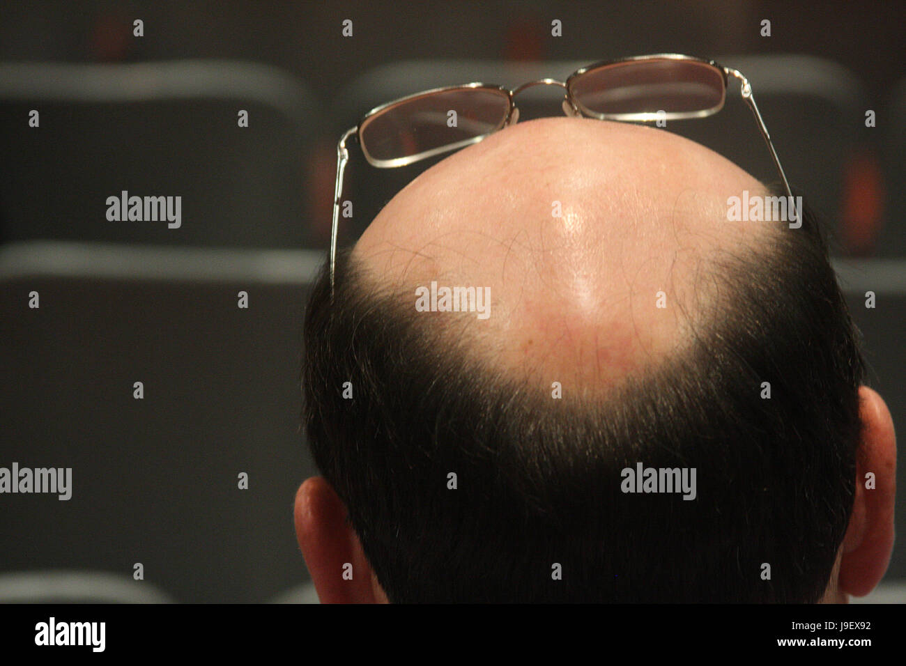 Back of mans head hi-res stock photography and images - Alamy