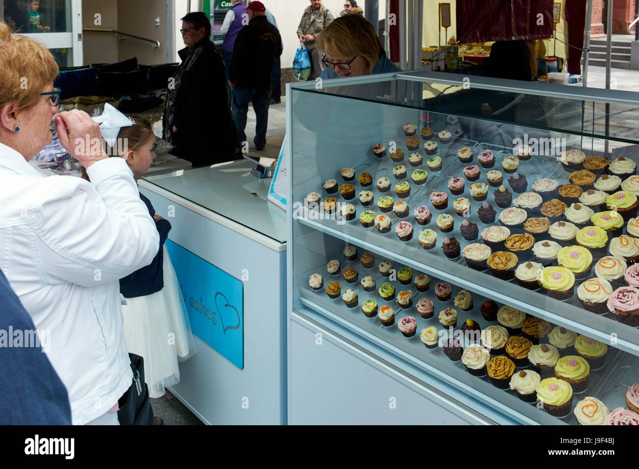 Cupcakes on street market stall, Douglas, Isle of Man Stock Photo