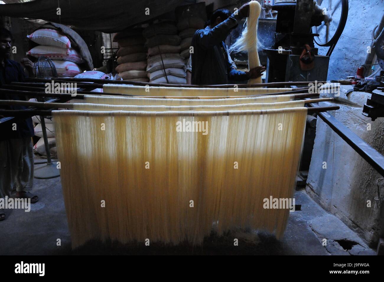 Rawalpindi, Pakistan. 01st June, 2017. A laborer collecting vermicelli after drying to deliver
