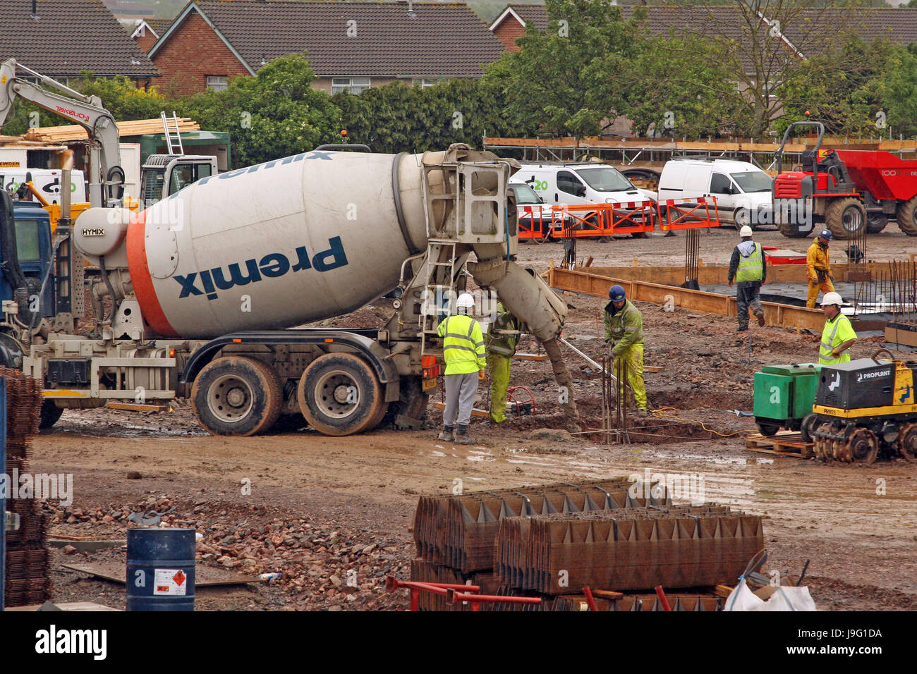 May 2007 - Crew of men pouring concrete on a construction site in Bristol. Stock Photo