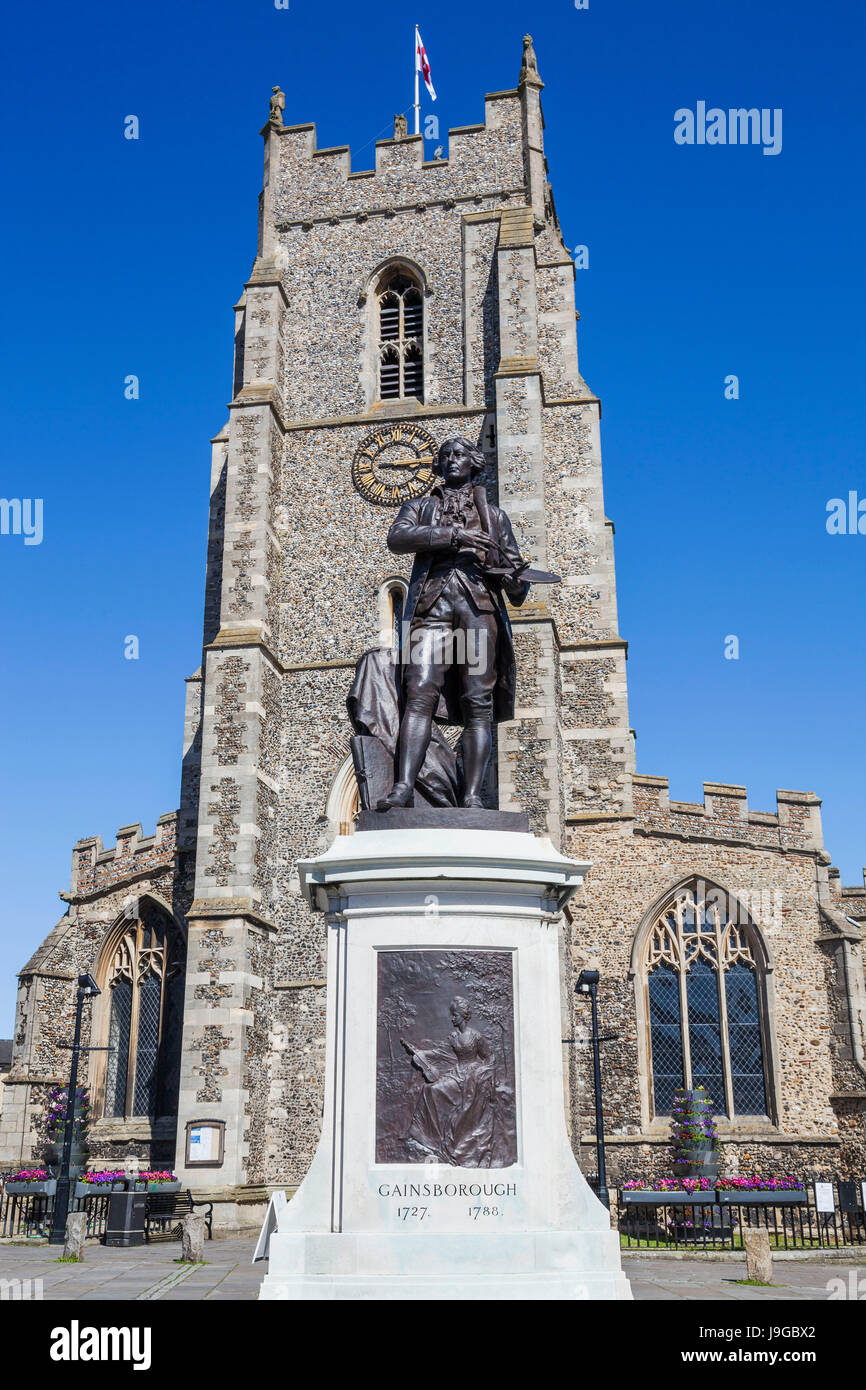 England, Suffolk, Sudbury, Thomas Gainsborough Statue and St.Peters Church Stock Photo