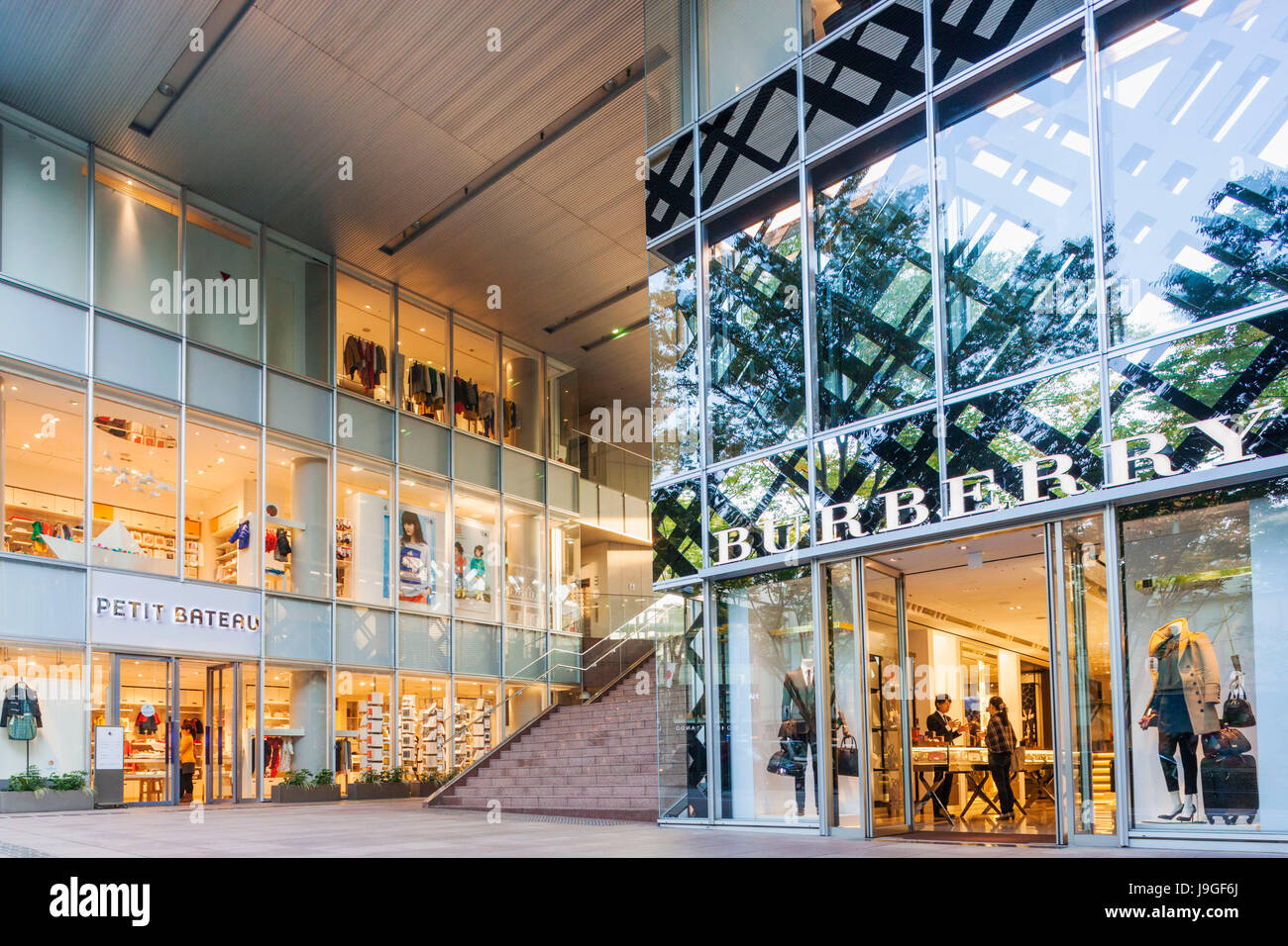 People shopping burberry store hi-res stock photography and images - Alamy