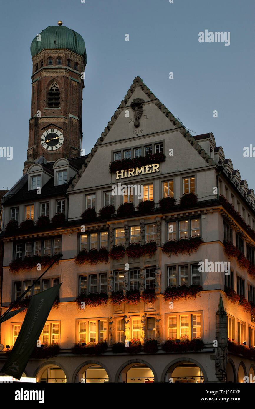 Das Bekleidungsgeschäft Hirmer in München. Citycenter of Munich in the evening. Stock Photo