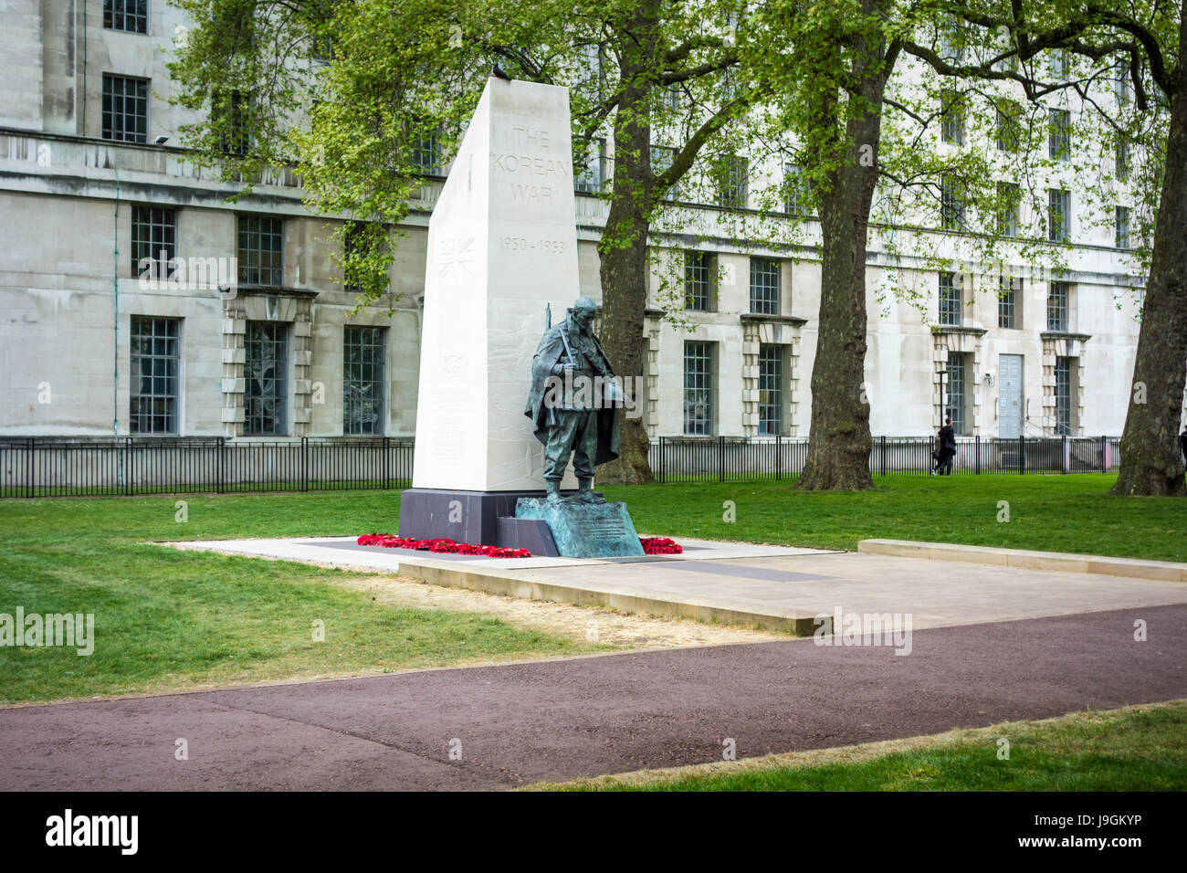 Korean War Memorial. Portland stone obelisk & bronze statue by the sculptor Philip Jackson, Victoria Embankment Gardens, London Stock Photo