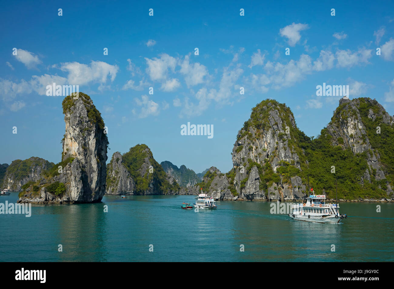Tourist boats and limestone karsts, Ha Long Bay (UNESCO World Heritage Site ), Quang Ninh Province, Vietnam Stock Photo