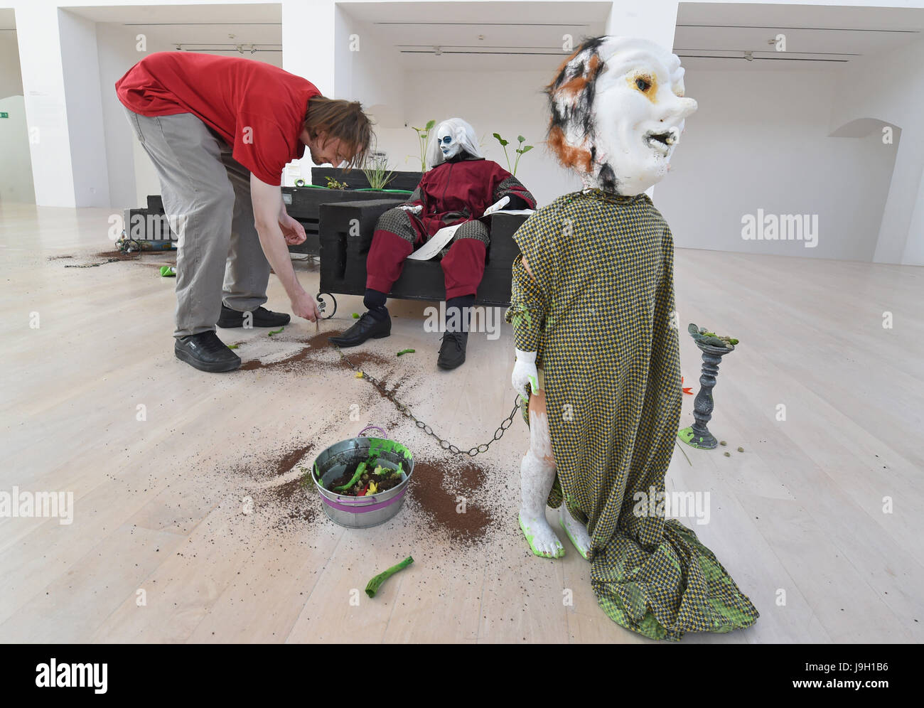 Hanover, Germany. 01st June, 2017. dpatop - Picture of German artist Veit Laurent Kurz working on his art work 'Mufufu #1-3 RElife Series' (2017) in the Kestnergesellschaft in Hanover, Germany, 01 June 2017. Works by 41 artists and collectives are to be shown under the event name 'Production. Made in Germany Three' in the Kestnergesellschaft, the Sprengel Museum and the Kunstverein Hannover between 03 June and 03 September 2017. Photo: Holger Hollemann/dpa/Alamy Live News Stock Photo