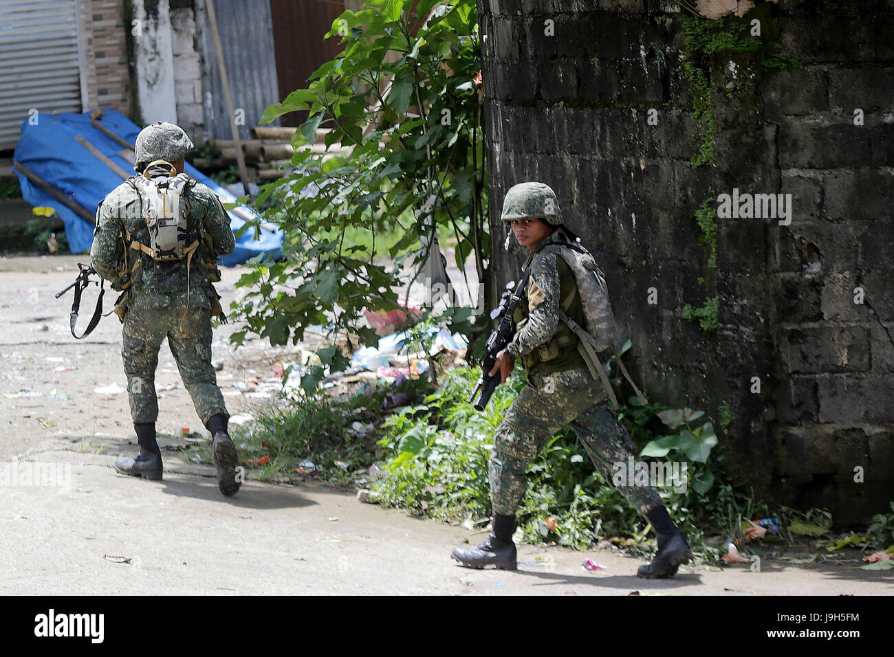 Marawi City, Philippines. 2nd June, 2017. Government soldiers secure an area in Lanao Del Sur Province, the Philippines, June 2, 2017. More elite troops were sent to the besieged Marawi City in the southern Philippines to flush the remaining members of the Maute militant group who are holed up in some parts of the city. Credit: Rouelle Umali/Xinhua/Alamy Live News Stock Photo