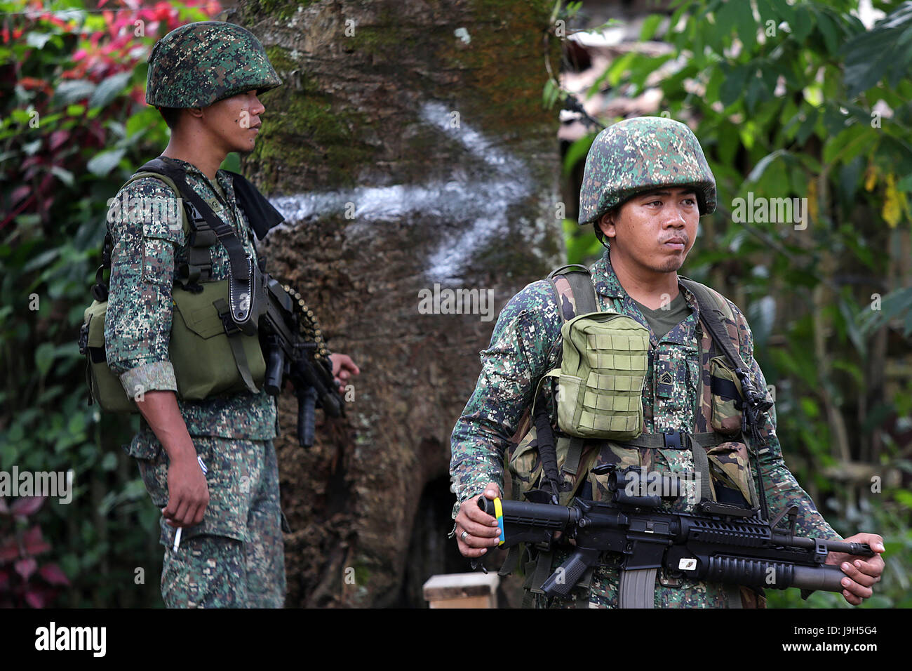 Marawi City, Philippines. 2nd June, 2017. Government soldiers secure an area in Lanao Del Sur Province, the Philippines, June 2, 2017. More elite troops were sent to the besieged Marawi City in the southern Philippines to flush the remaining members of the Maute militant group who are holed up in some parts of the city. Credit: Rouelle Umali/Xinhua/Alamy Live News Stock Photo