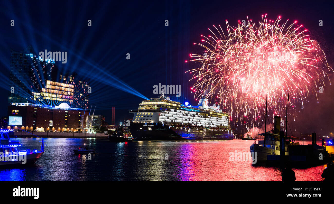 Hamburg, Germany. 01st June, 2017. After the christening of the cruise ship 'Mein Schiff 6' a firework ignited on the Elbe river in Hamburg, Germany, 01 June 2017. The sixth cruise ship of the TUI Cruises fleet was named 'Mein Schiff 6' (lit. my ship 6) on the Nordererlbe on 1st June 2017. Photo: Christophe Gateau/dpa/Alamy Live News Stock Photo