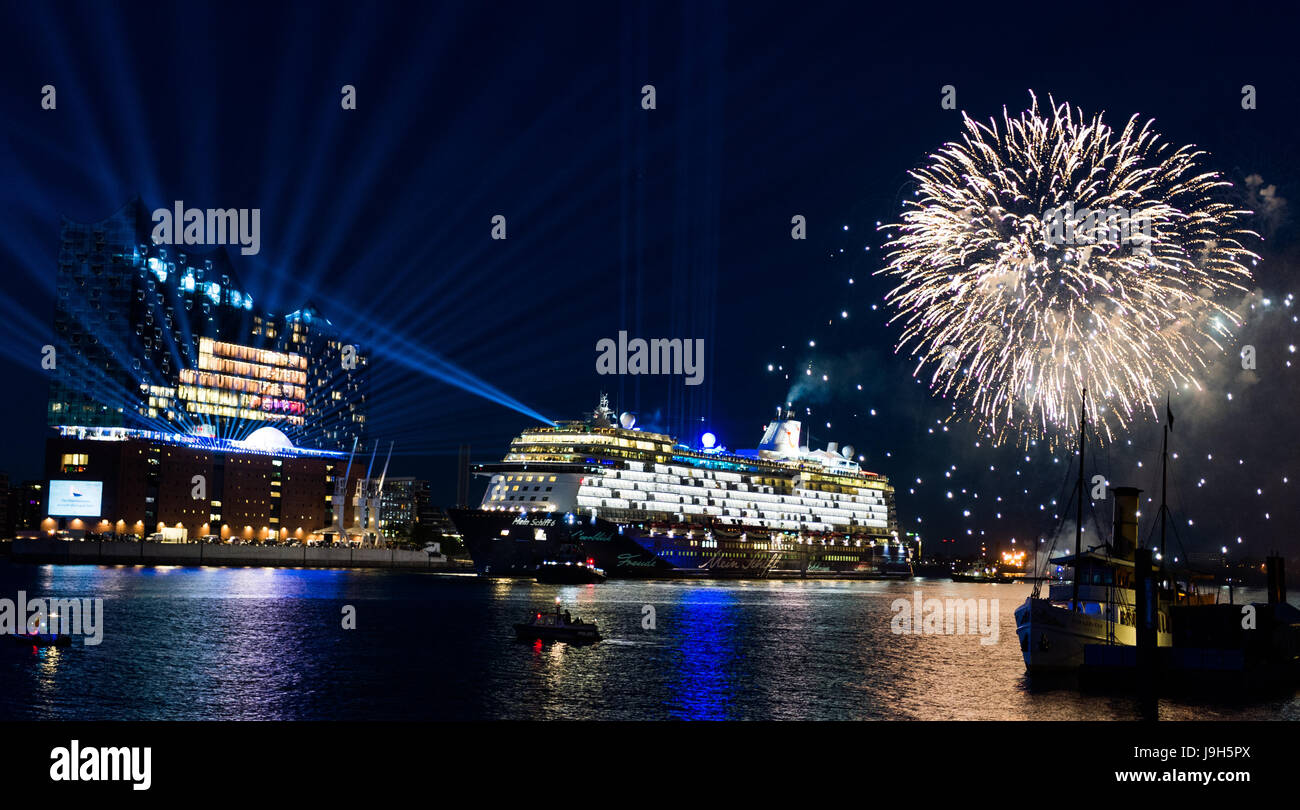Hamburg, Germany. 01st June, 2017. After the christening of the cruise ship 'Mein Schiff 6' a firework ignited on the Elbe river in Hamburg, Germany, 01 June 2017. The sixth cruise ship of the TUI Cruises fleet was named 'Mein Schiff 6' (lit. my ship 6) on the Nordererlbe on 1st June 2017. Photo: Christophe Gateau/dpa/Alamy Live News Stock Photo