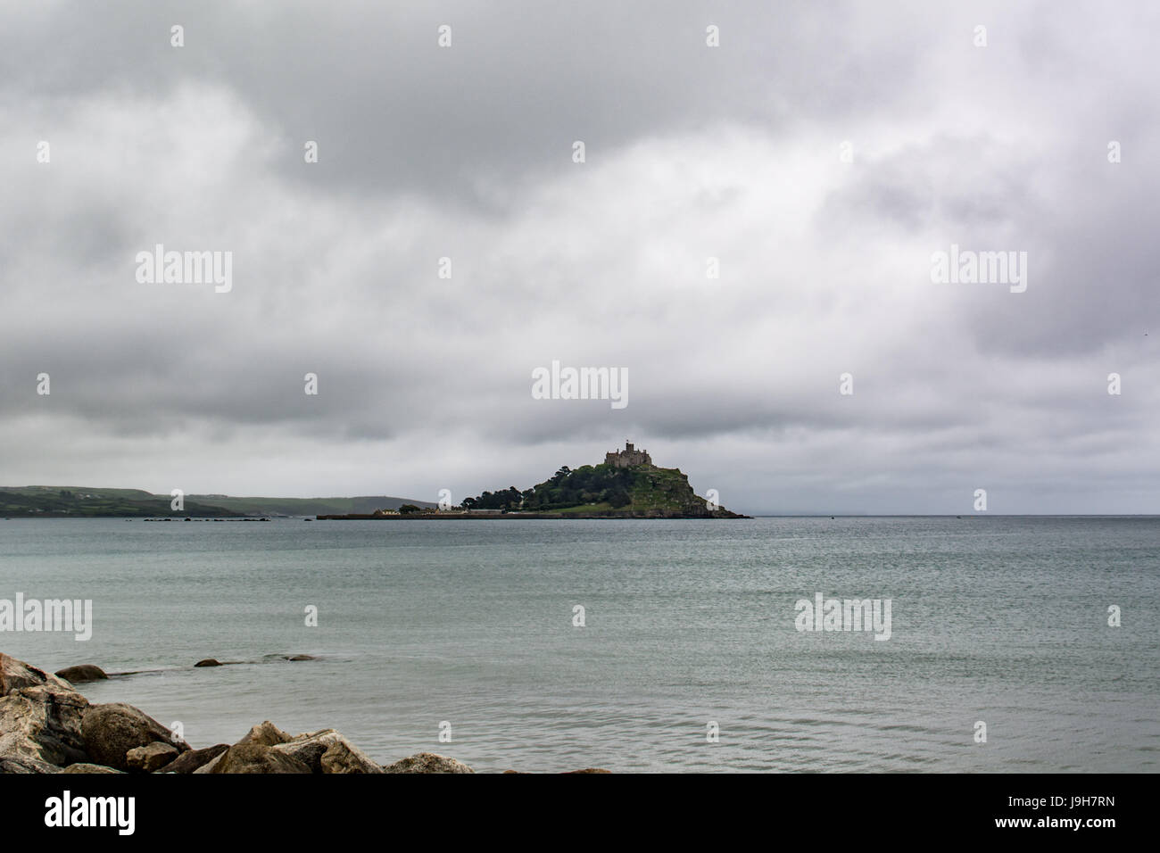 Longrock, near Marazion, Cornwall, UK. 2nd June 2017. UK Weather. A dissapointing end to the bank holiday week in south west Cornwall, with grey skies and showers for the morning. Seen here St Micahels Mount with black clouds above. Credit: cwallpix/Alamy Live News Stock Photo