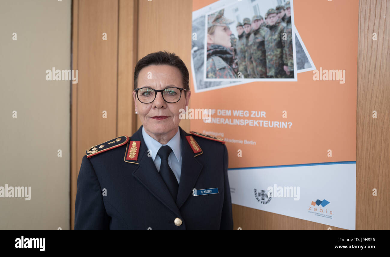 Berlin, Germany. 01st June, 2017. Gesine Krueger, Surgeon General and commanding officer of the Medical Academy of the German Armed Forces, seen at the symposium 'Auf dem Weg zur Generalinspekteurin?' (lit. On the way to becoming the female Inspector General?) in Berlin, Germany, 01 June 2017. Krueger is currently the highest-ranking female officer serving in the German Armed Forces. Photo: Jörg Carstensen/dpa/Alamy Live News Stock Photo