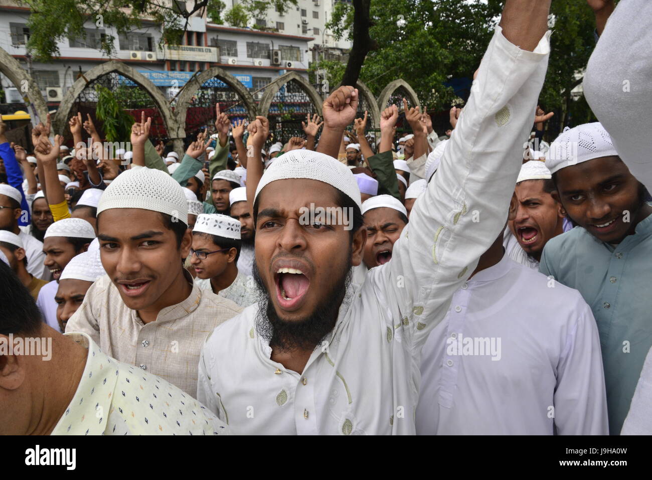 Dhaka, Bangladesh. 2nd June, 2017. 'Hefajote Islam Bangladesh' activities held a protest rally against a Lady Justice statue reinstalled on the premises of the Supreme Court in Dhaka, Bangladesh, on June 02, 2017. Bangladesh on May 28 reinstalled a controversial statue deemed un-Islamic by religious hardliners on the grounds of the Supreme Court just days after its removal had sparked angry protests by secular groups. Credit: Mamunur Rashid/Alamy Live News Stock Photo