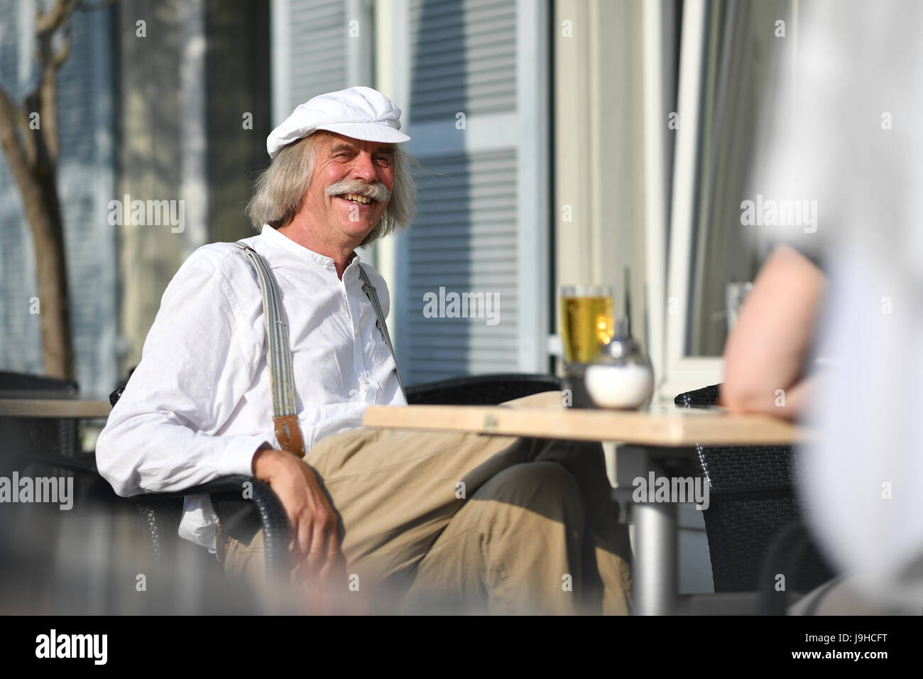 Ueberlingen, Germany. 1st June, 2017. Artist Peter Lenk, photographed at a restaurant in Ueberlingen, Germany, 1 June 2017. The exhibition 'Peter Lenk - 40 Jahre Zoff und Zwinkern' (lit. '40 years of trouble and winking') at the 'Staedtische Galerie' is open from 2 June until 15 October 2017. Photo: Felix Kästle/dpa/Alamy Live News Stock Photo