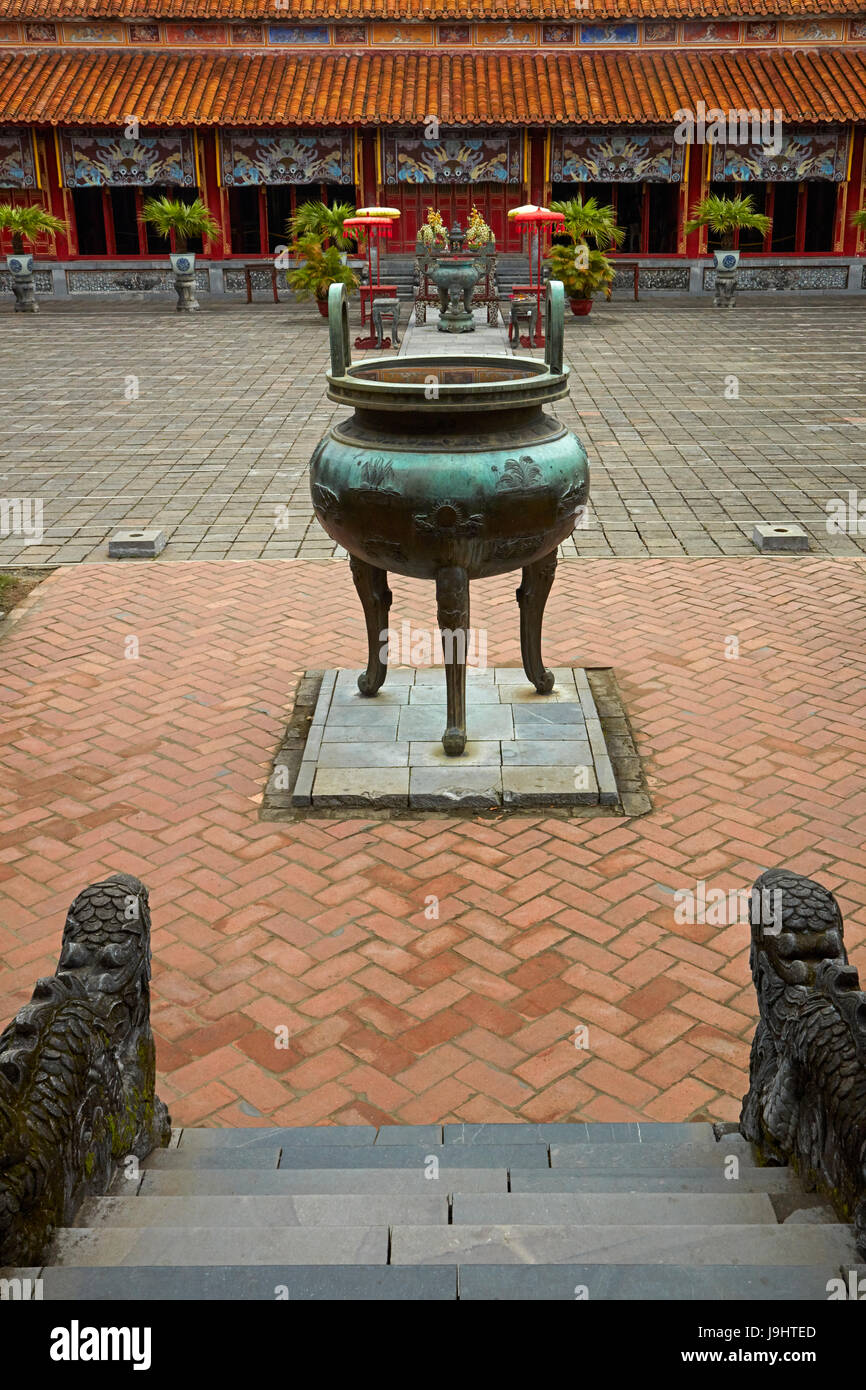 One of Nine Dynastic Urns (1835/36), and To Mieu Temple, historic Hue Citadel (Imperial City), Hue, North Central Coast, Vietnam Stock Photo