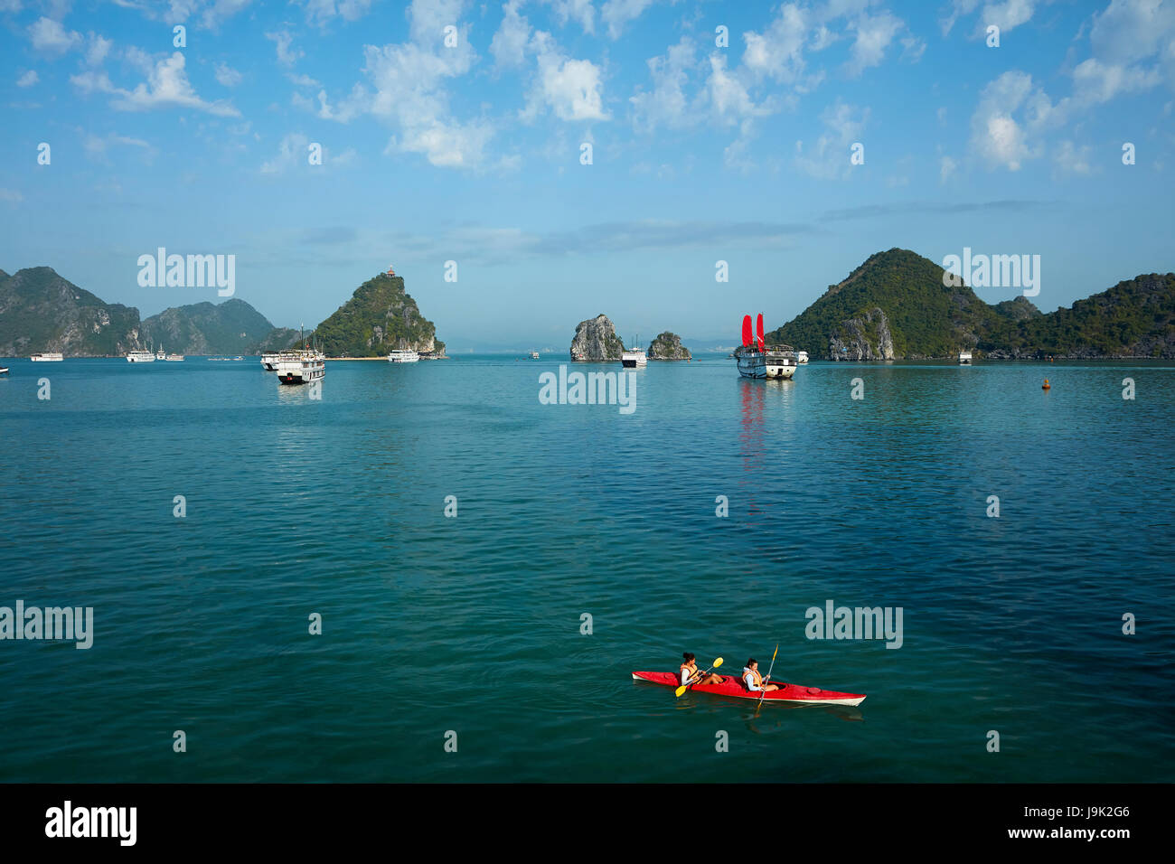 Kayaks, cruise boats, and limestone karsts, Ha Long Bay (UNESCO World Heritage Site ), Quang Ninh Province, Vietnam Stock Photo