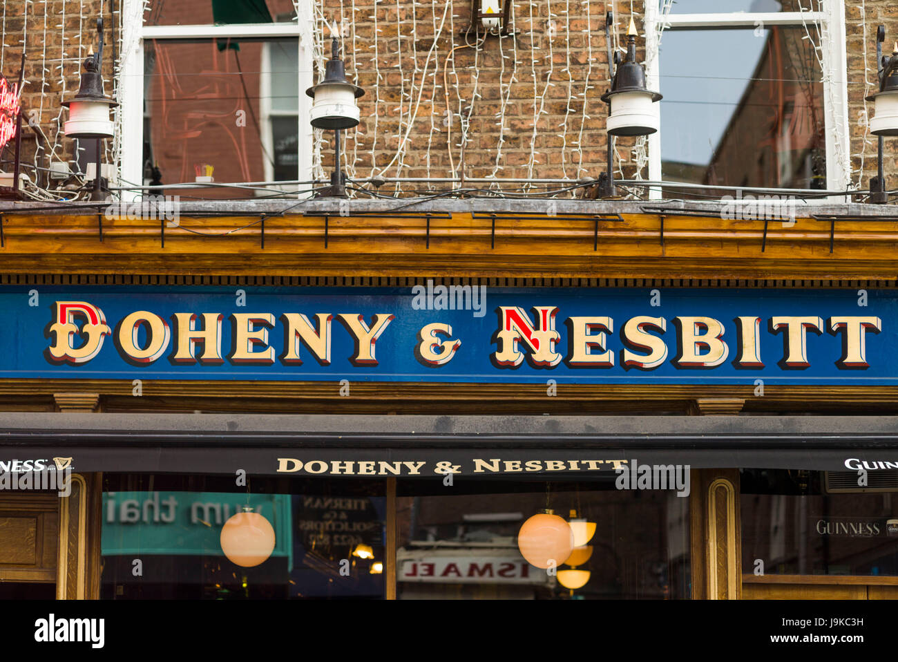 Ireland, Dublin, Baggot Street Lower, Doheny and Nesbitt, historic pub