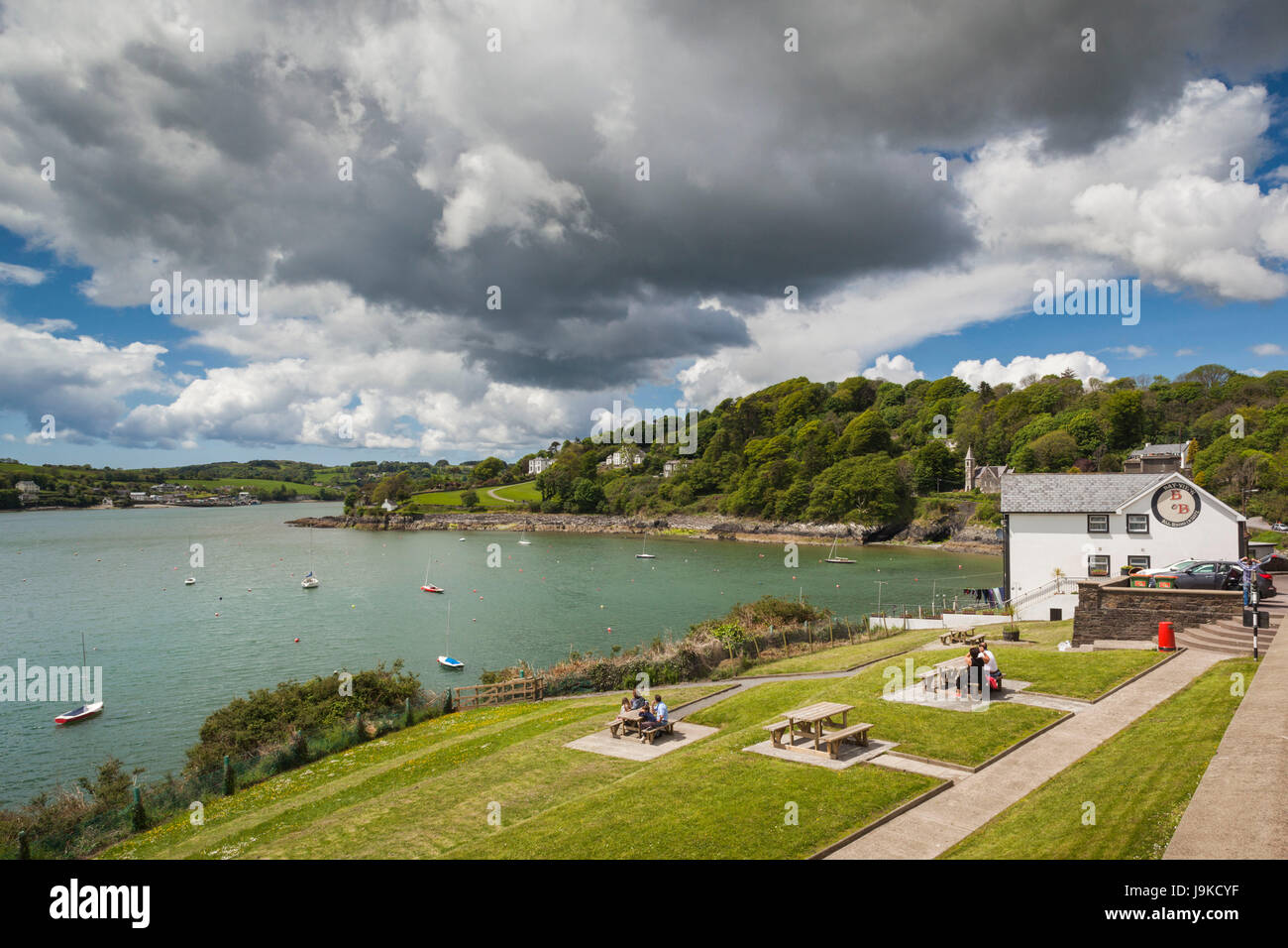 Ireland, County Cork, Glandore, outdoor dining outside the Glandore Inn