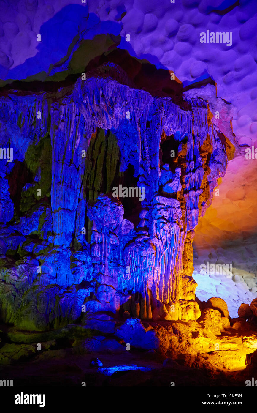 Limestone formations, Surprise Cave (Hang Sung Sot Cave), Ha Long Bay (UNESCO World Heritage Site ), Quang Ninh Province, Vietnam Stock Photo