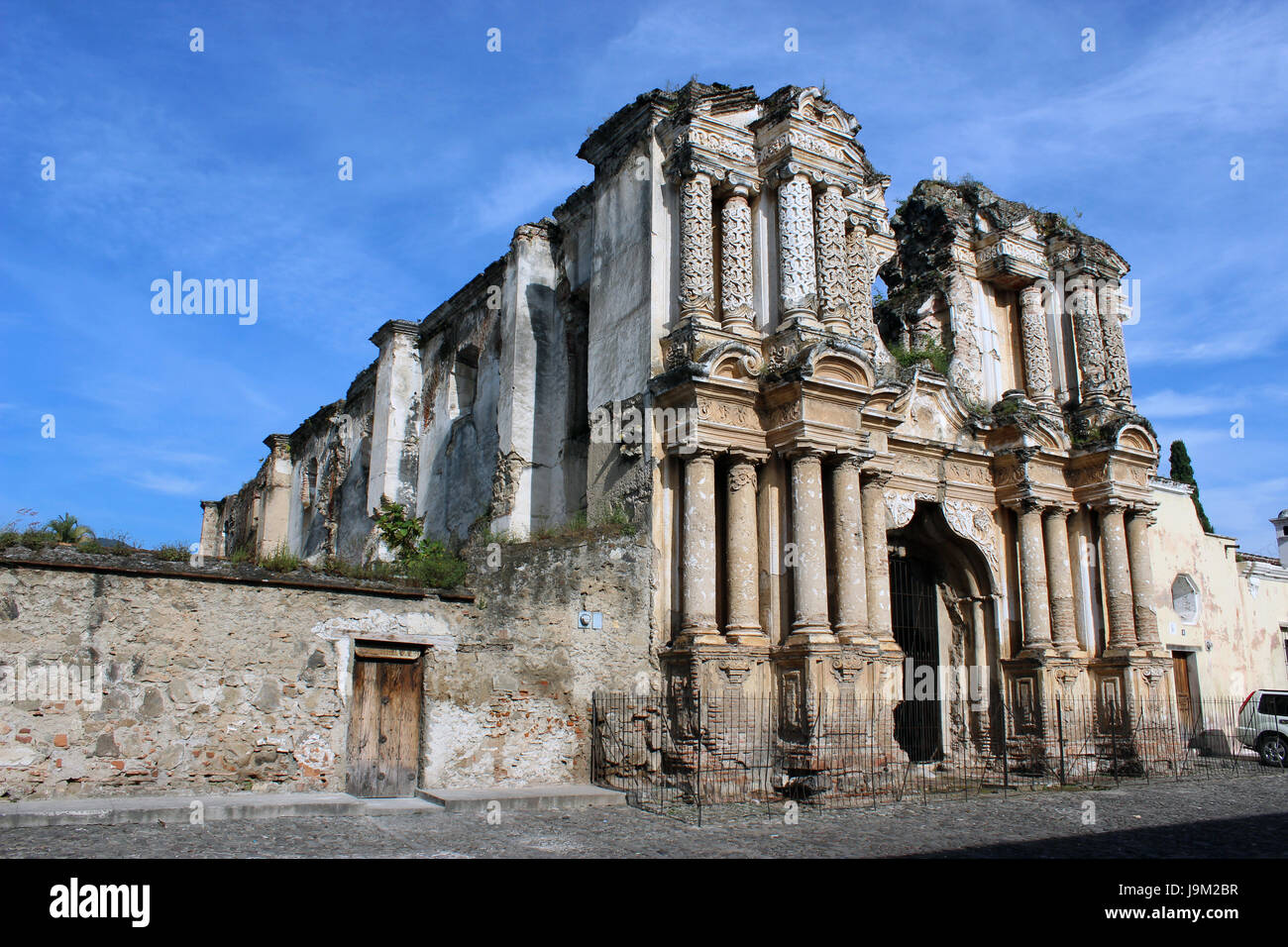 Ruinas de Iglesia en La Antigua Guatemala, ciudad colonial patrimonio cultural de la humanidad segun la UNESCO, cuenta con muchas escuelas de español. Stock Photo