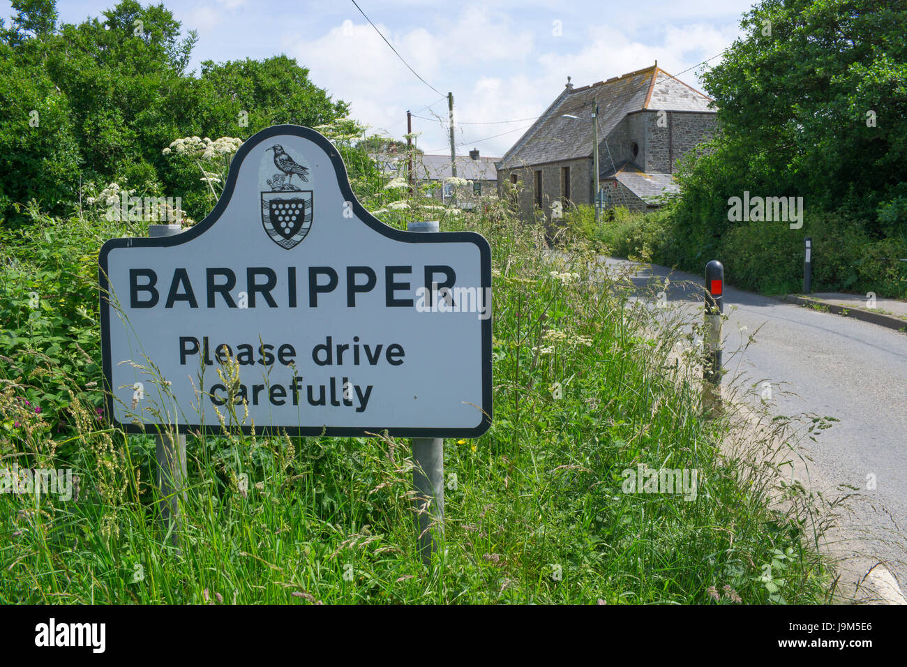 barripper-signpost-and-road-into-the-dmall-cornish-village-cornwall