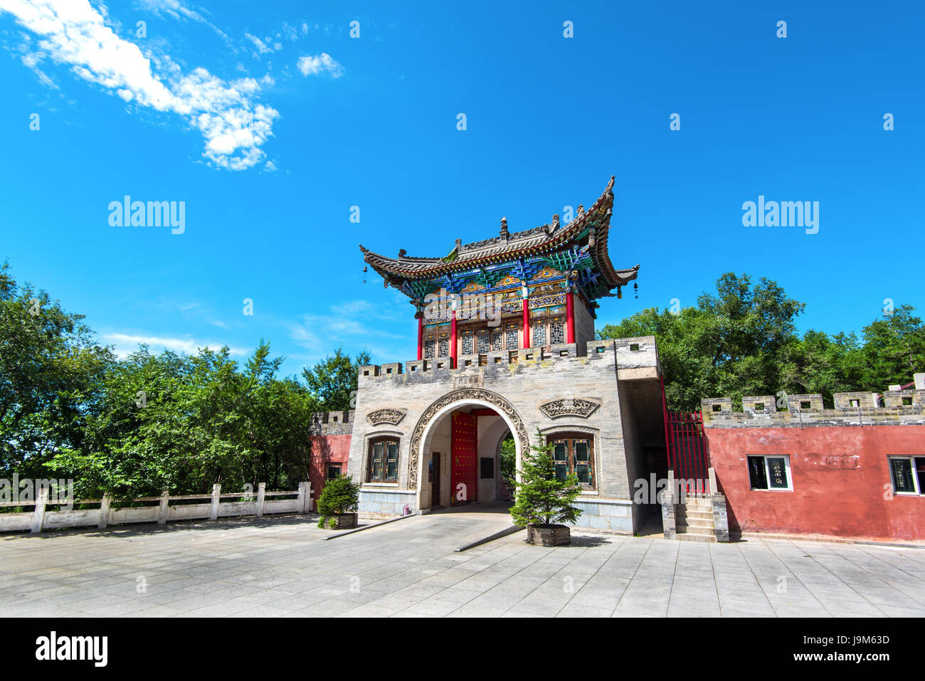 Upper entrance to the Kui Xing Lou Daoist Temple, Liaoyuan, China, leading out onto the hill known locally as Dragon Head Mountain Stock Photo