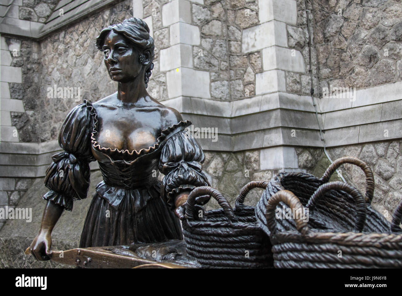 Statue of Molly Malone in Dublin Ireland Stock Photo Alamy