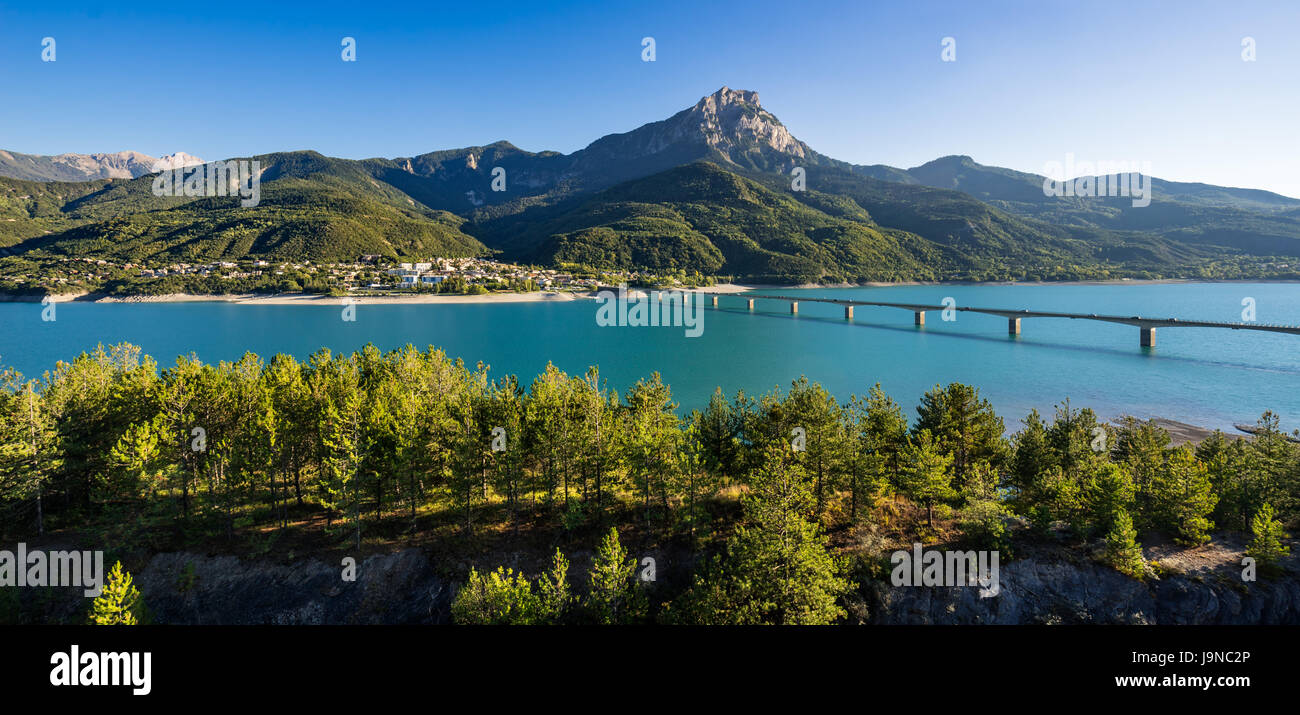 Summer view of Serre-Poncon Lake with Savines-le-Lac and the Grand Morgon mountain peak. Alps, France Stock Photo