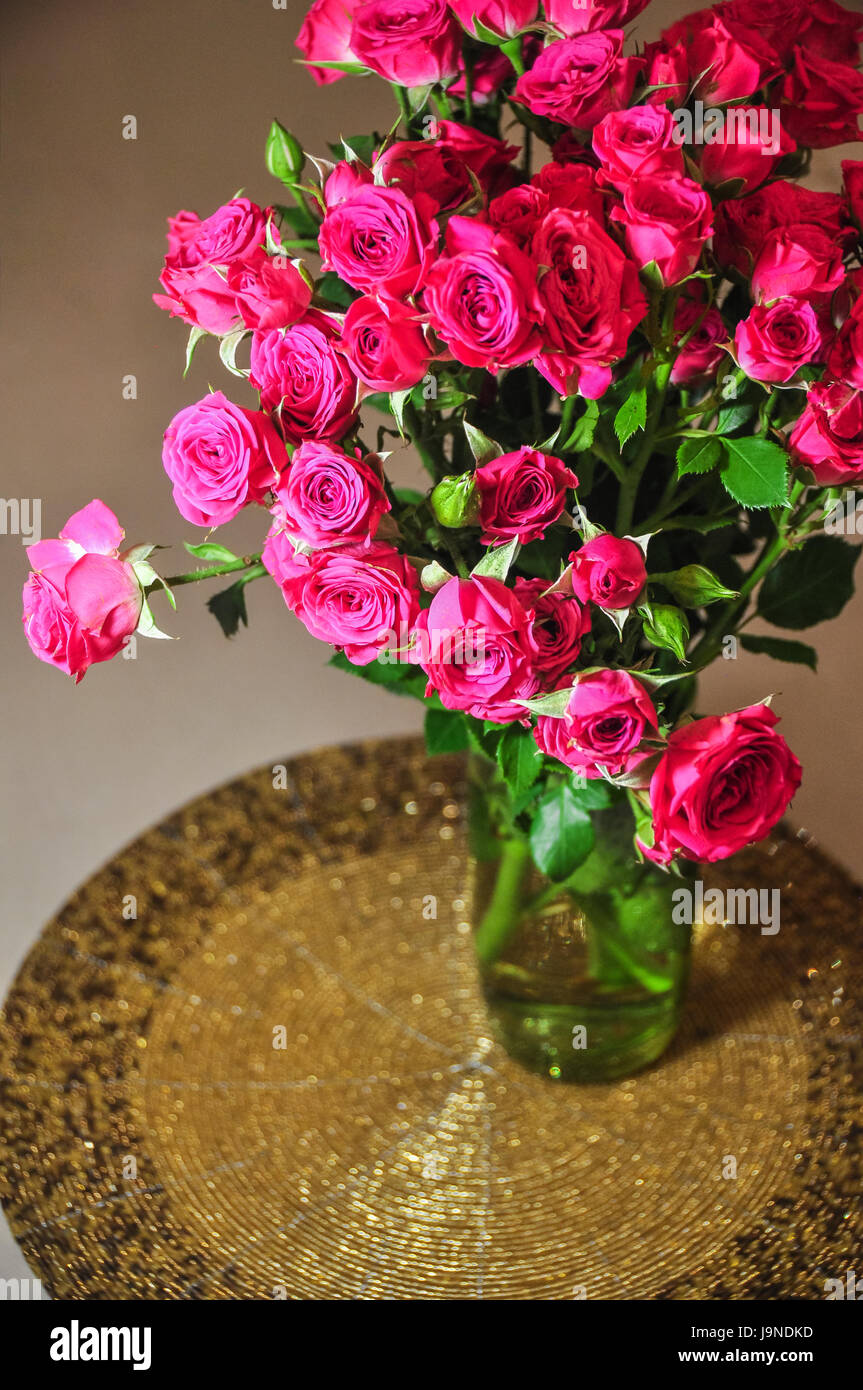 a bouquet of pink roses Stock Photo - Alamy