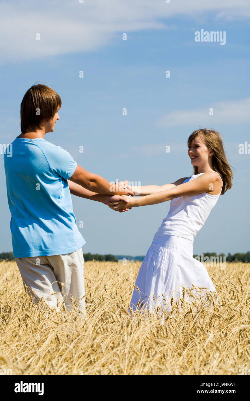 Люди танцуют пара. Дети взявшись за руки. Дети в кругу. Дети взявшись за руки. Люди стоящие в кругу.