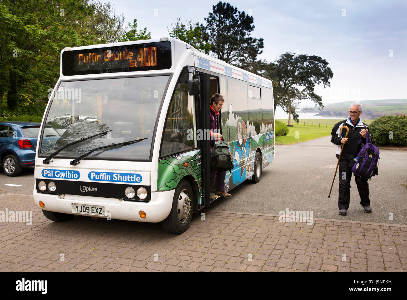 UK, Wales, Pembrokeshire, St Brides, passengers alighting Puffin Shuttle bus at Castle Stock Photo
