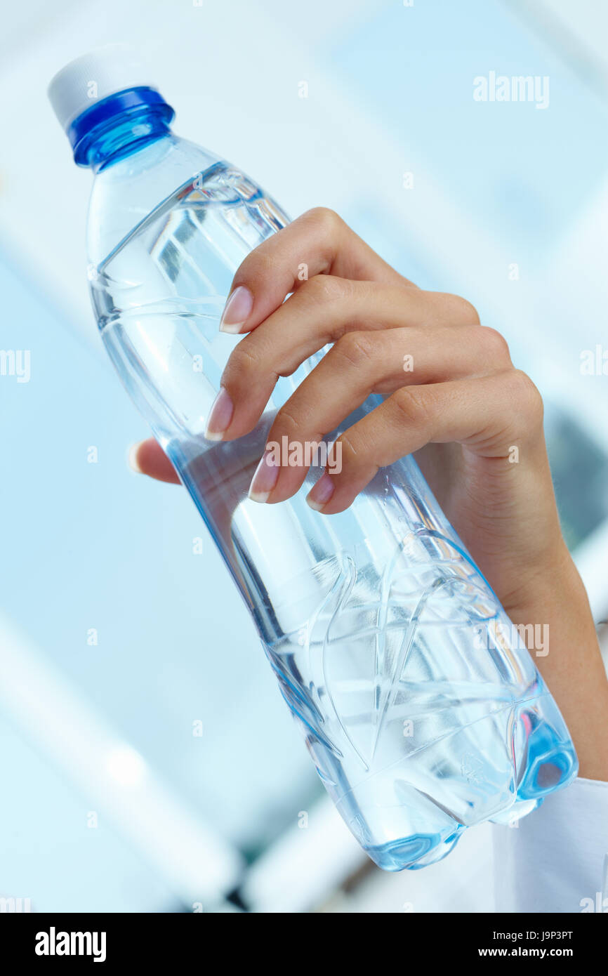 Бутылка воды в руке. Пластиковая бутылка для воды в руках. Бутылка воды в женской руке. Бутылка в руке.