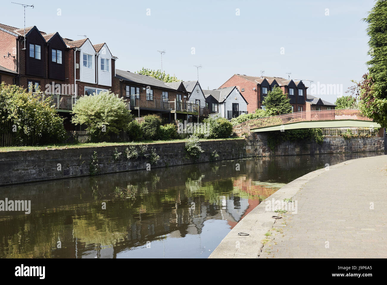 Homes next to the Nottingham Beeston canal, Nottingham, Nottinghamshire, east Midlands, England Stock Photo