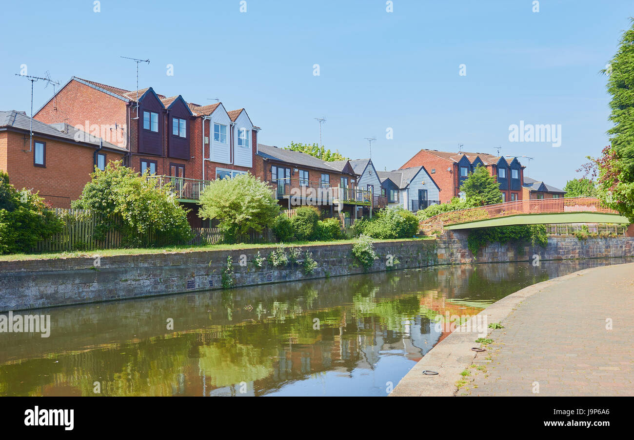 Homes next to the Nottingham Beeston canal, Nottingham, Nottinghamshire, east Midlands, England Stock Photo