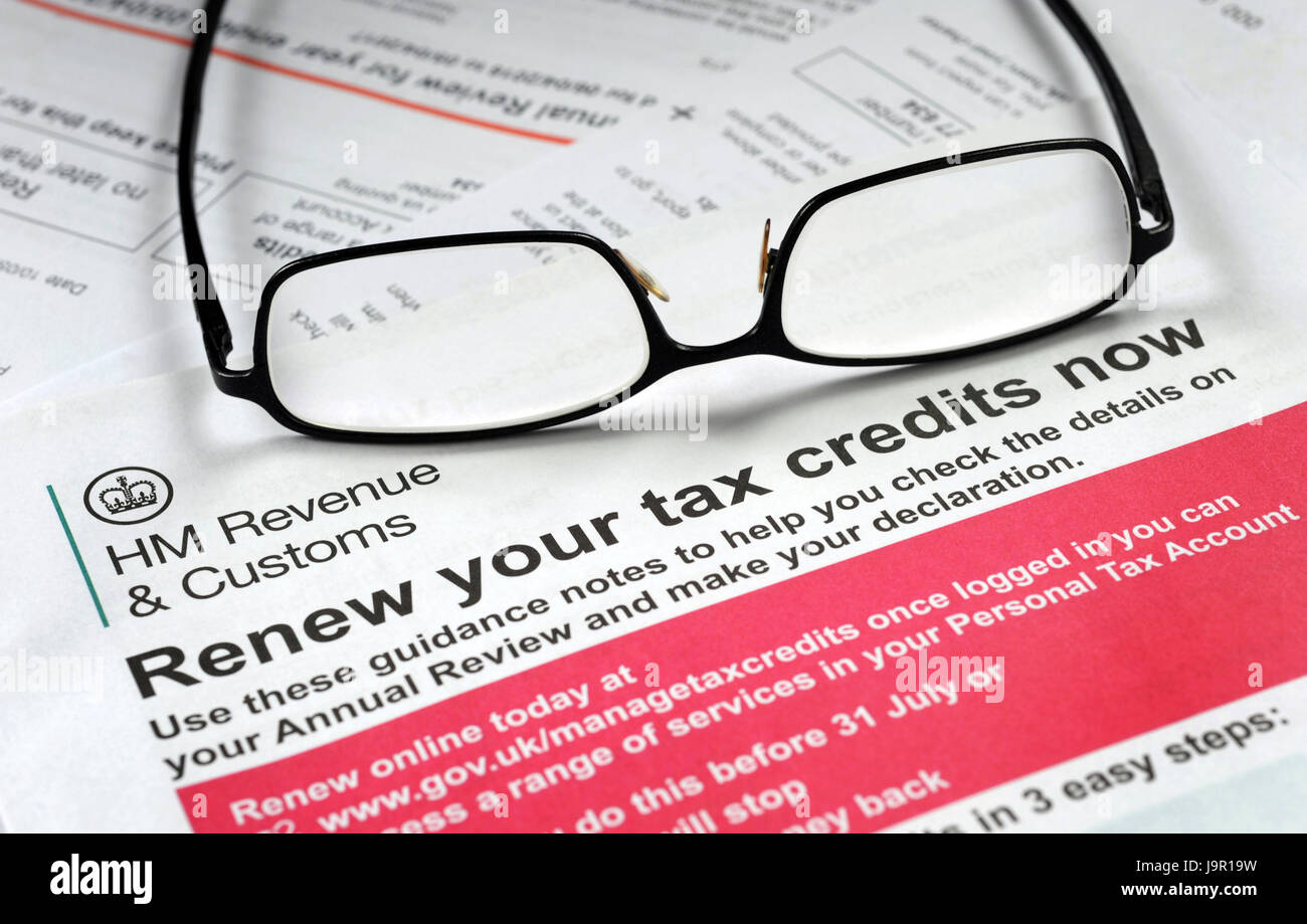 HMRC RENEW YOUR TAX CREDITS NOW APPLICATION FORM WITH SPECTACLES RE TAXES FAMILY INCOME WAGES LIVING WAGE BENEFITS LOW INCOMES HOUSEHOLD BUDGETS UK Stock Photo