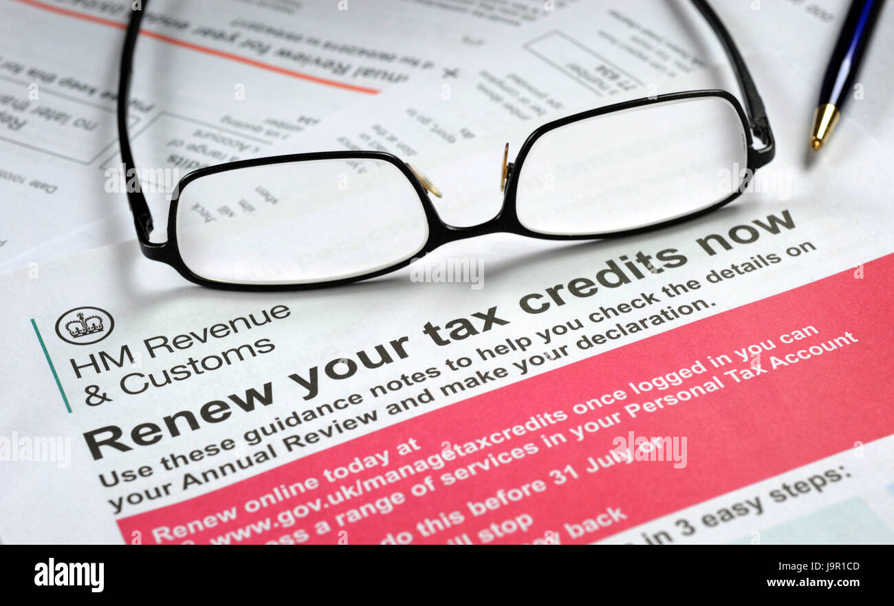 HMRC RENEW YOUR TAX CREDITS NOW APPLICATION FORM WITH SPECTACLES RE TAXES FAMILY INCOME WAGES LIVING WAGE BENEFITS LOW INCOMES HOUSEHOLD BUDGETS UK Stock Photo