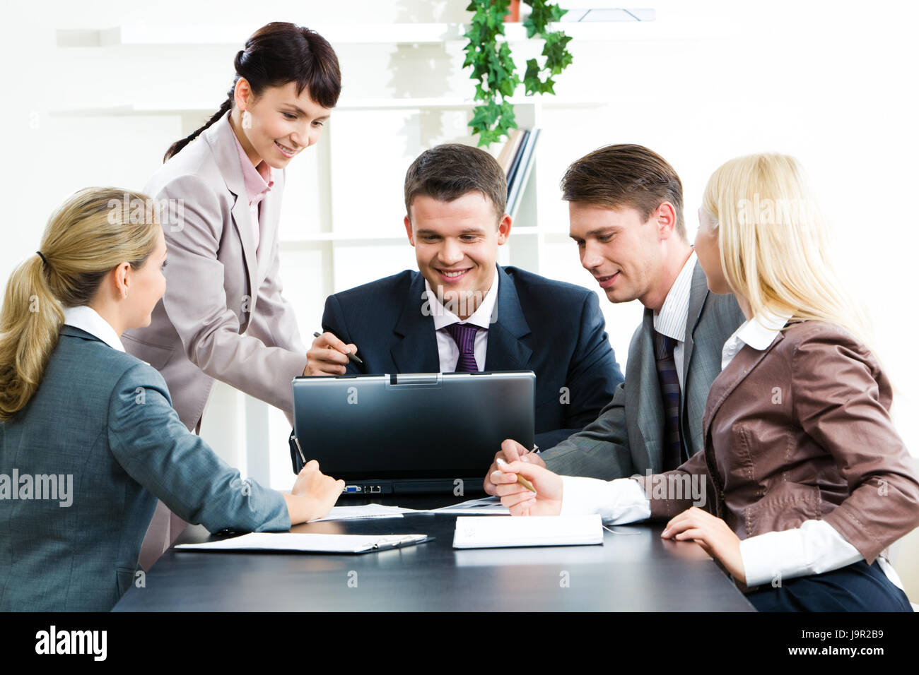 Стили делового общения. Деловое общение профессиональной сфере. Формы делового общения. Понятие о деловой коммуникации. Деловые коммуникации презентация.