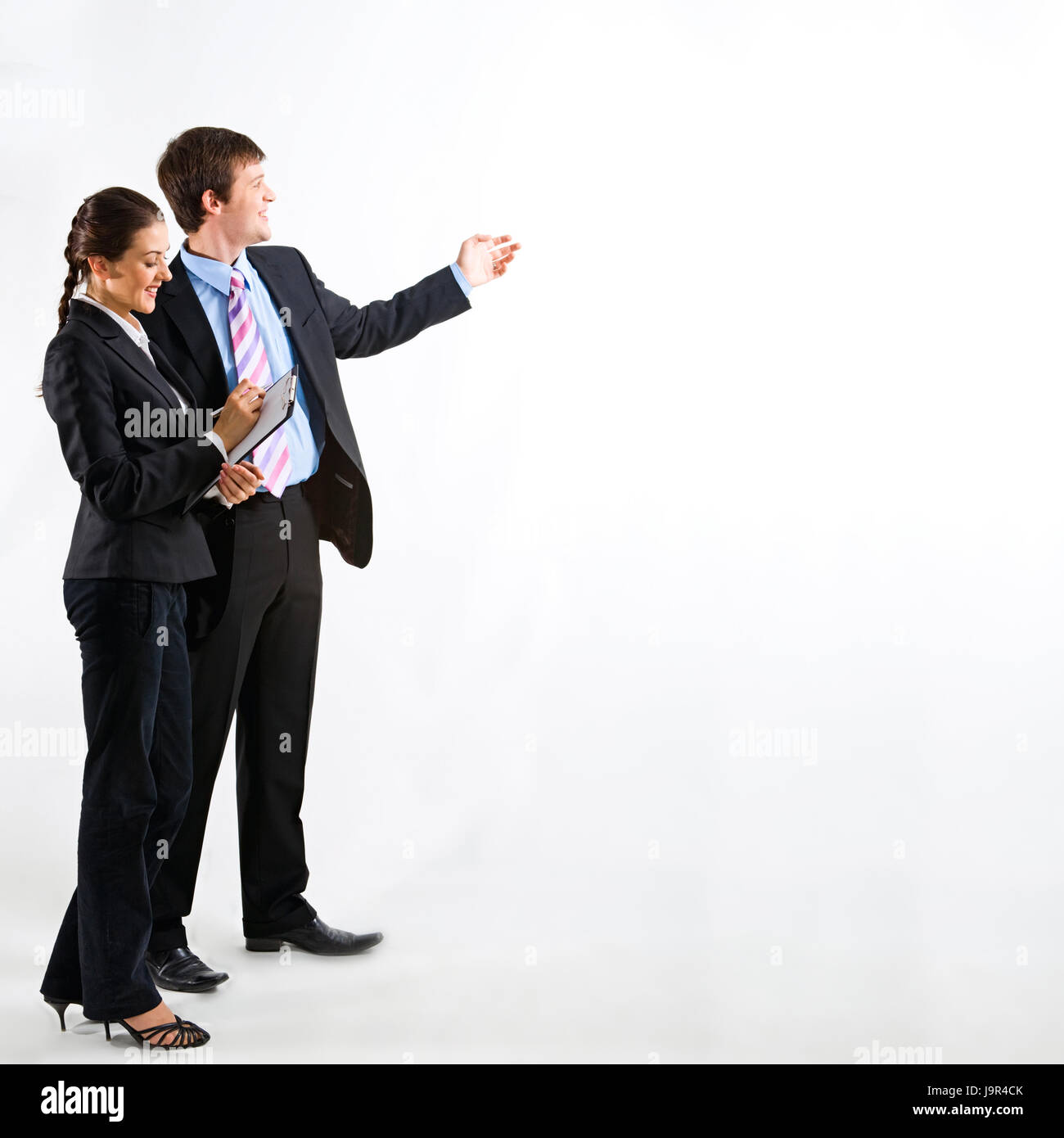 высокие и низкорослые люди. разный рост. знакомый рост. люди оглядываются на улице. список знакомых как составить.