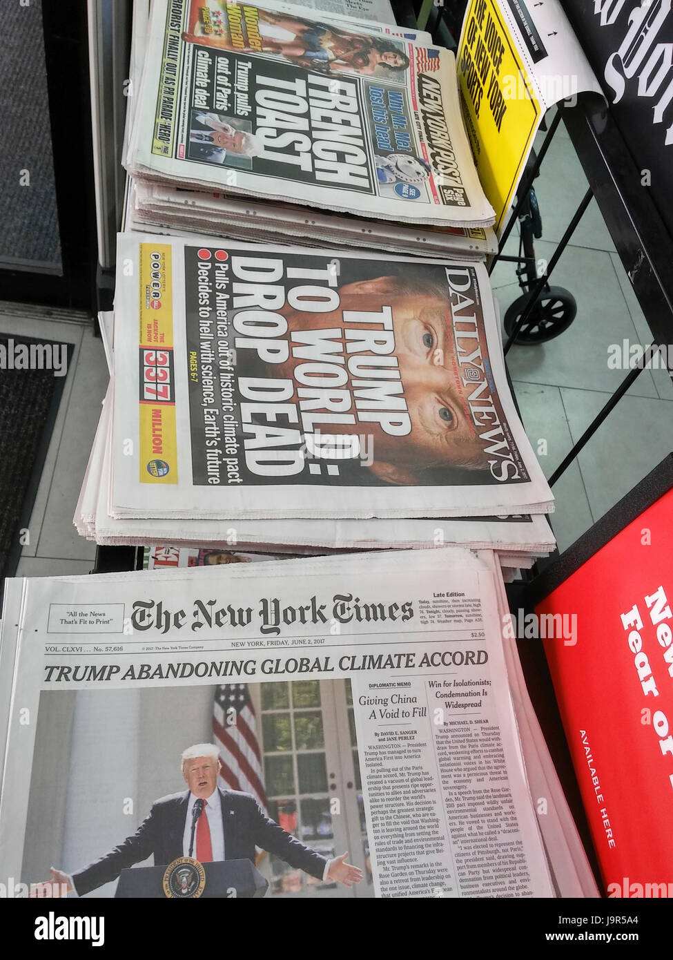 Headlines of New York newspapers on Friday, June 2, 2017 report on President Donald Trump withdrawing the U.S. from the Paris Climate Agreement. (© Richard B. Levine) Stock Photo