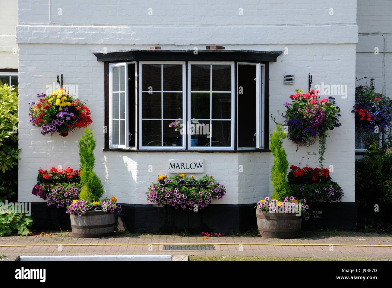 Pretty floral displays at Marlow Lock, Marlow, Buckinghamshire, on the River Thames Stock Photo