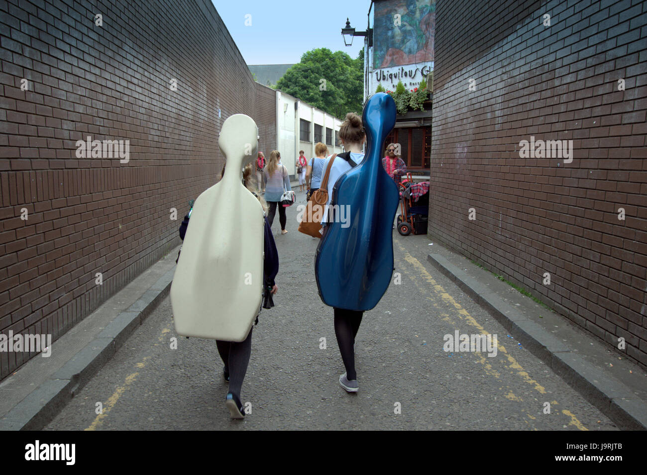 West End Festival scenes and people, Glasgow performers musicians asgton lane Stock Photo