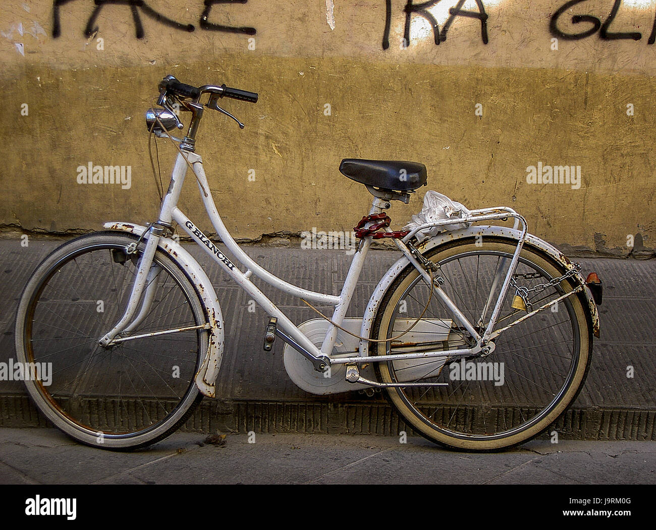Malversar Valiente carga Old Bianchi bicycle on the side of the road in Rome Stock Photo - Alamy